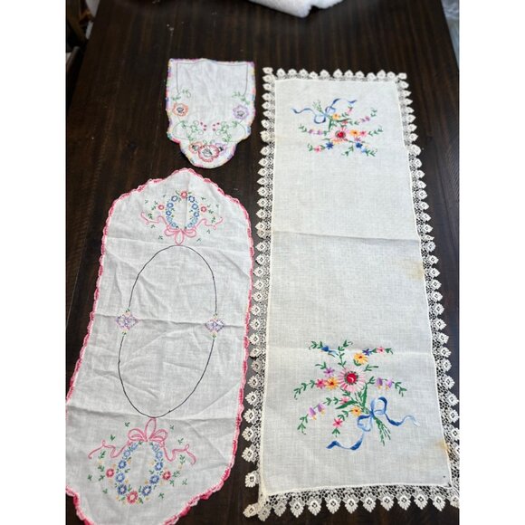 Vintage Embroidered Linen table runner Set Of 3 With Floral Design & Lace Trim - Picture 2 of 8